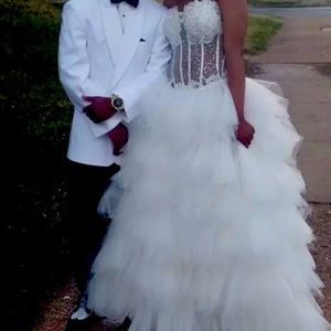 Size 6 Jovani dress. You will not find this dress anywhere on the market!